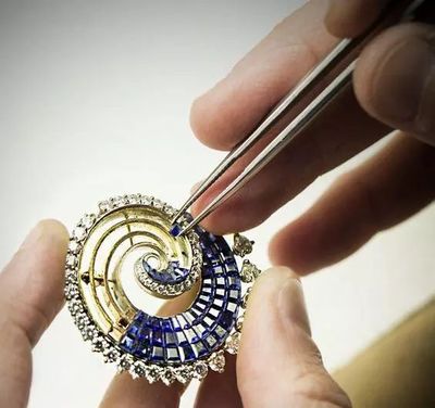 珠寶首飾為何如此貴？工藝、鑲嵌與科技成本解析